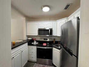 1257 Drew St, Unit 14 in Clearwater, FL - Foto de edificio - Building Photo