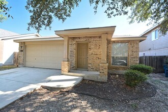 2489 Medina Dr in New Braunfels, TX - Foto de edificio - Building Photo