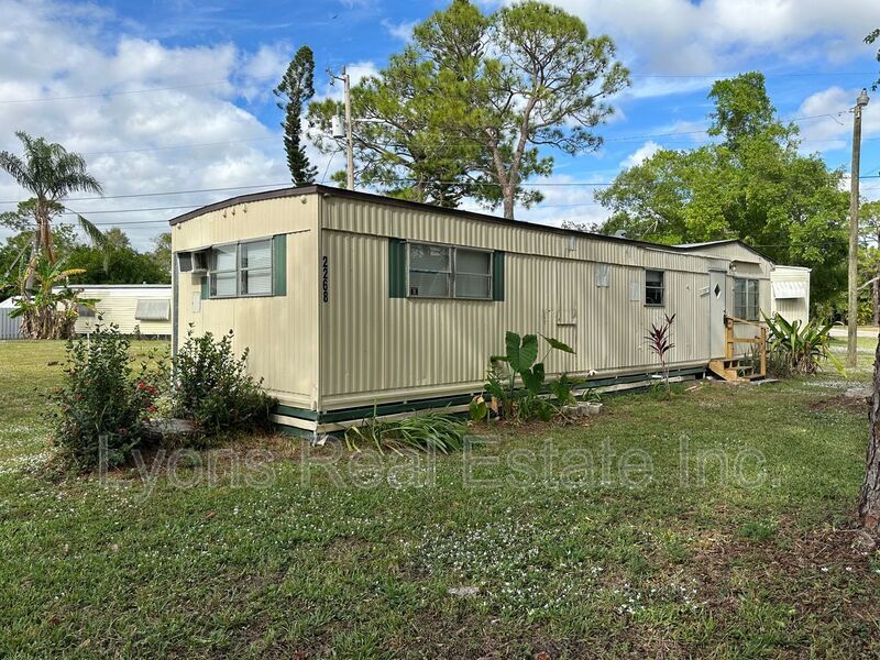 2268 Carlisle Ln in North Fort Myers, FL - Foto de edificio