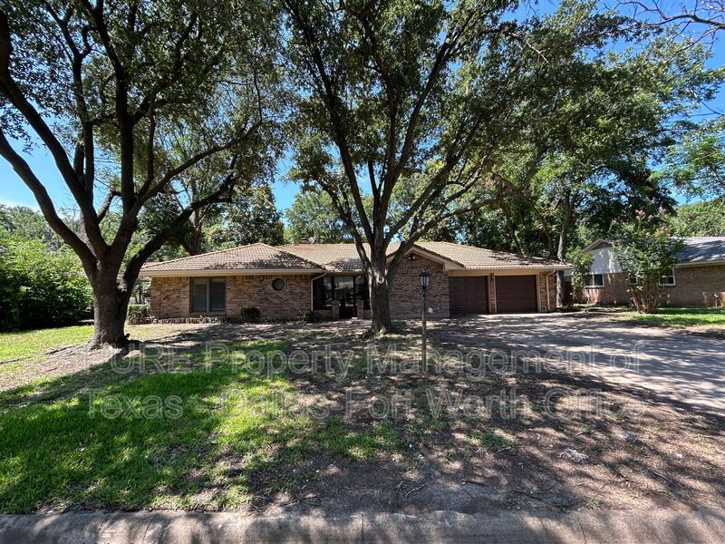 8913 Sirocka Dr in Benbrook, TX - Building Photo