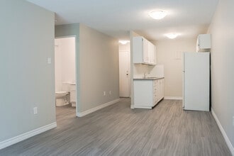 Village Green Apartments in Sault Ste Marie, ON - Building Photo - Building Photo