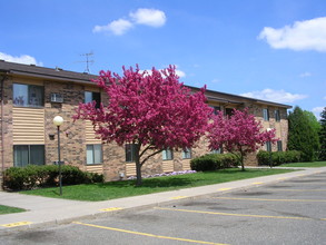 Elk Ridge Manor in Elk River, MN - Foto de edificio - Building Photo