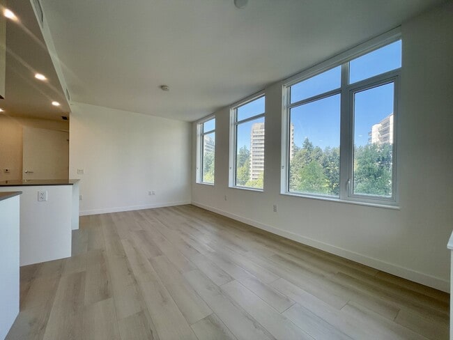6468 Willingdon Ave in Burnaby, BC - Building Photo - Building Photo