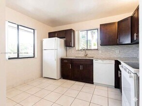357 Lakeview Dr in Weston, FL - Building Photo - Building Photo