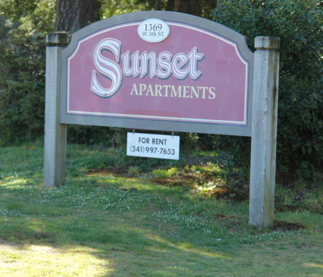 Sunset Apartments in Florence, OR - Foto de edificio - Building Photo