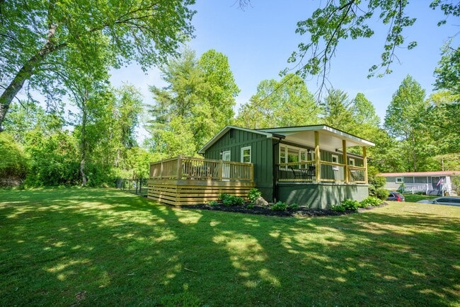 398 Highland Park Rd in East Flat Rock, NC - Building Photo - Building Photo