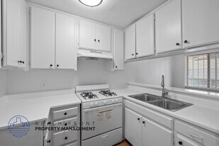 2763 San Marino St. in Los Angeles, CA - Building Photo