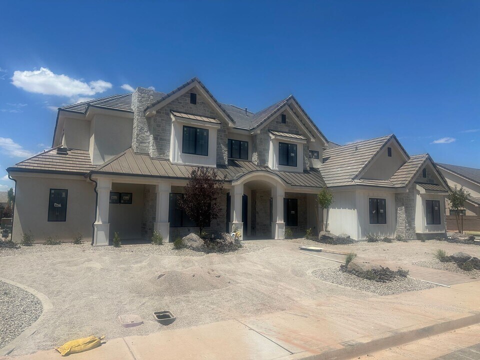 2752 S 240 W in Washington, UT - Foto de edificio
