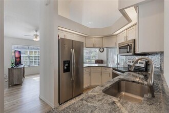615 Juniper Way in Tavares, FL - Foto de edificio - Building Photo