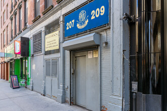 207 West 28Th Street in New York, NY - Foto de edificio - Building Photo