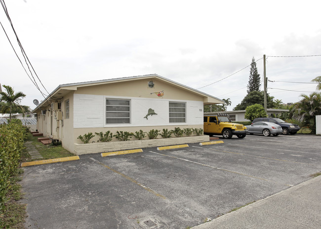 113 SE 4th Ave in Hallandale Beach, FL - Building Photo - Building Photo