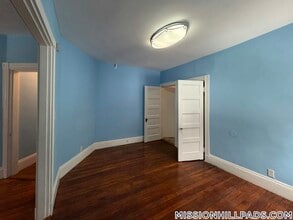 82 Rockland St, Unit 2 in Boston, MA - Foto de edificio - Building Photo