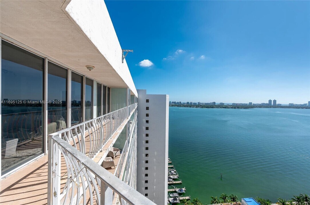 7601 E Treasure Dr, Unit PH224 in North Bay Village, FL - Foto de edificio