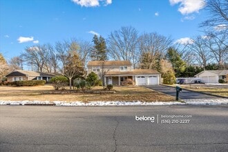 68 Sycamore Cir in Stony Brook, NY - Building Photo - Building Photo
