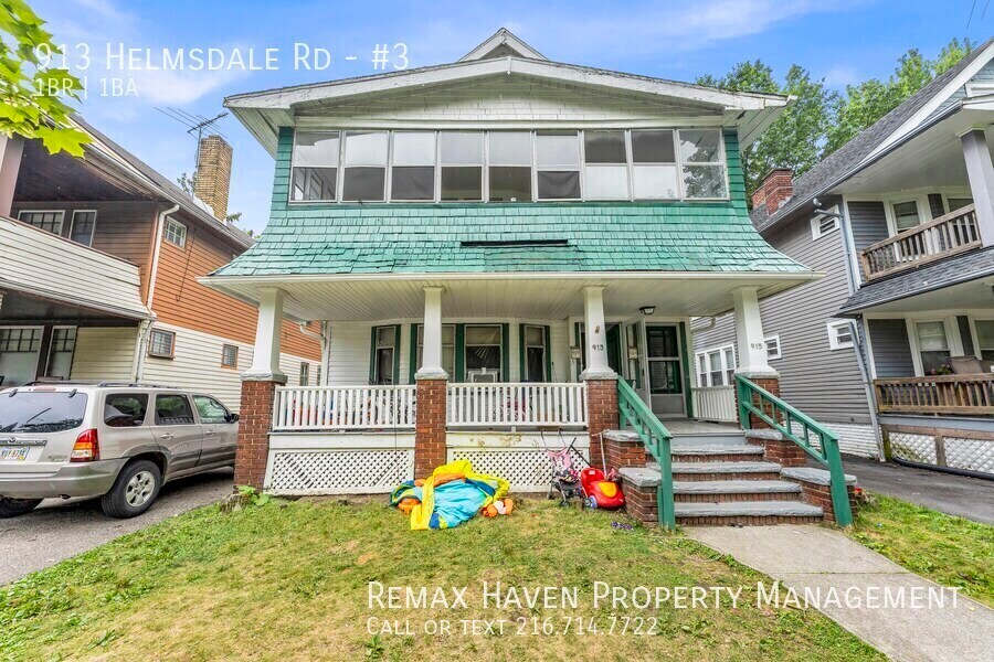 913 Helmsdale Rd in Cleveland, OH - Building Photo