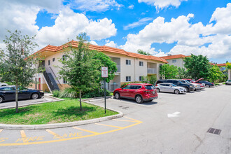 Lakeside Manor Apartments in Sunrise, FL - Building Photo - Building Photo