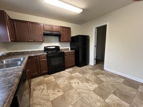 5675 Laurel Ridge Cir in East Point, GA - Building Photo - Building Photo