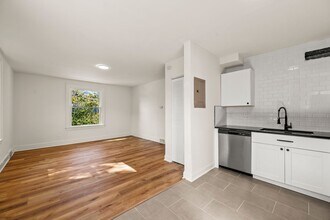 209 N Spring St in Winston-Salem, NC - Foto de edificio - Building Photo