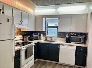 9235 SW 8th St in Boca Raton, FL - Building Photo - Building Photo