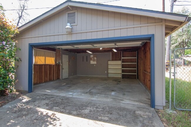 18623 Oasis Rd in Redding, CA - Building Photo - Building Photo