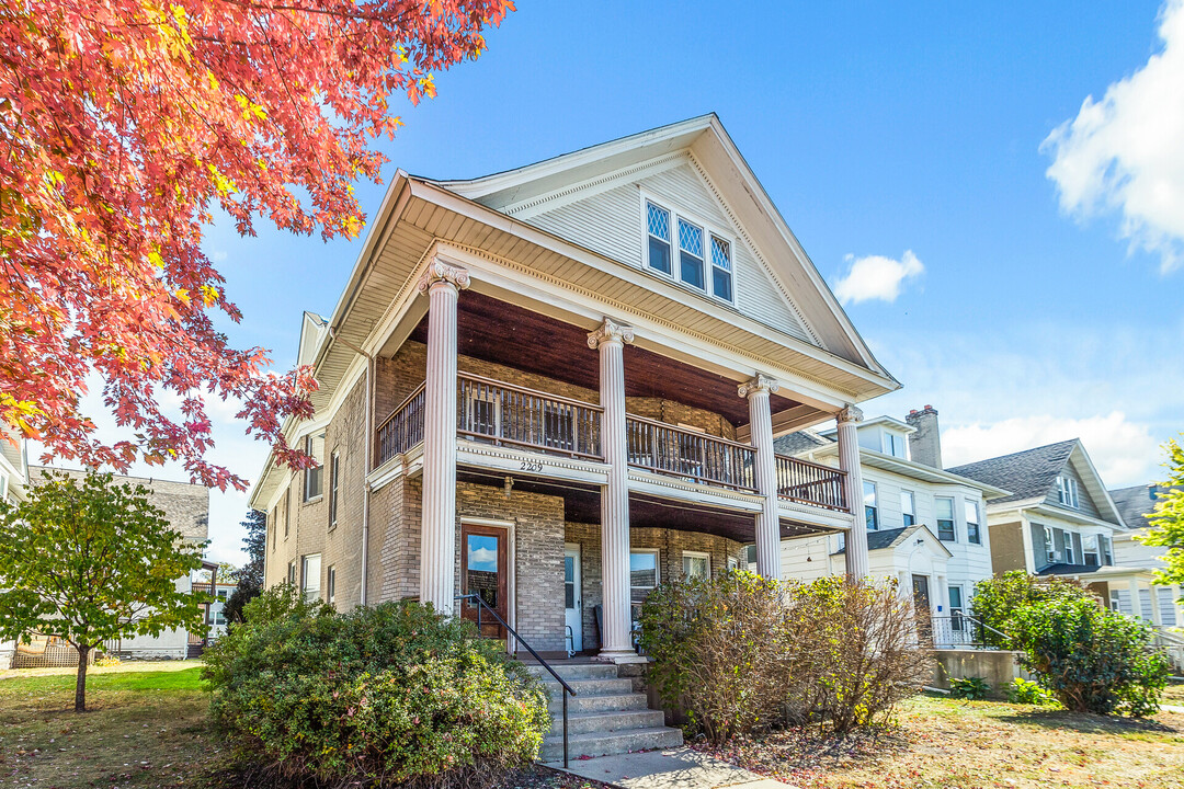 2223 Pleasant Ave in Minneapolis, MN - Foto de edificio