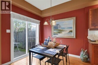 60 Cloverleaf Dr in Hamilton, ON - Building Photo - Building Photo