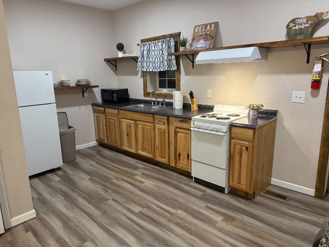 214 Main St in Caryville, TN - Foto de edificio - Building Photo