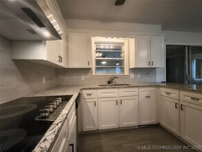 16012 S Elwood Ave in Glenpool, OK - Building Photo - Building Photo