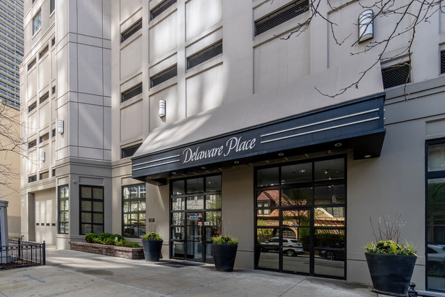 33 W Delaware Pl, Unit 10B in Chicago, IL - Building Photo - Building Photo