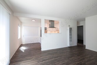 4080 Crown Point Dr in San Diego, CA - Foto de edificio - Building Photo