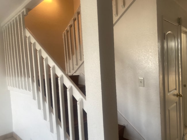 390 E Madison Ave in El Cajon, CA - Foto de edificio - Building Photo