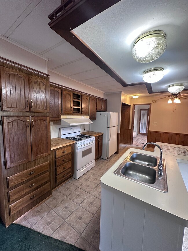 13347 Private Rd 231 in Big Prairie, OH - Building Photo - Building Photo