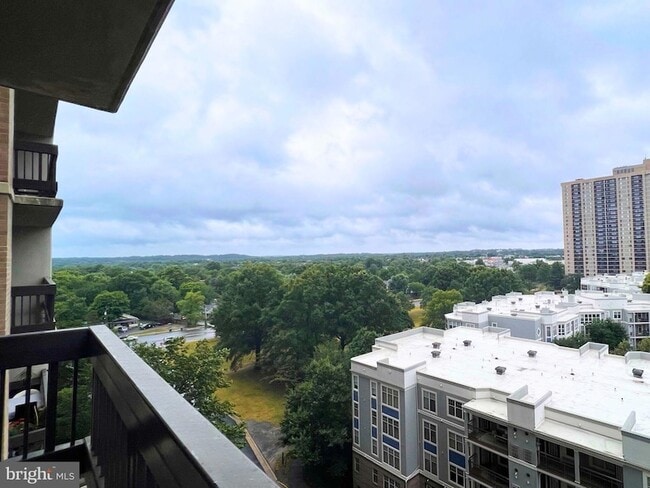 5505 Seminary Rd in Falls Church, VA - Building Photo - Building Photo