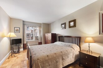 572 Grand St in New York, NY - Building Photo - Building Photo
