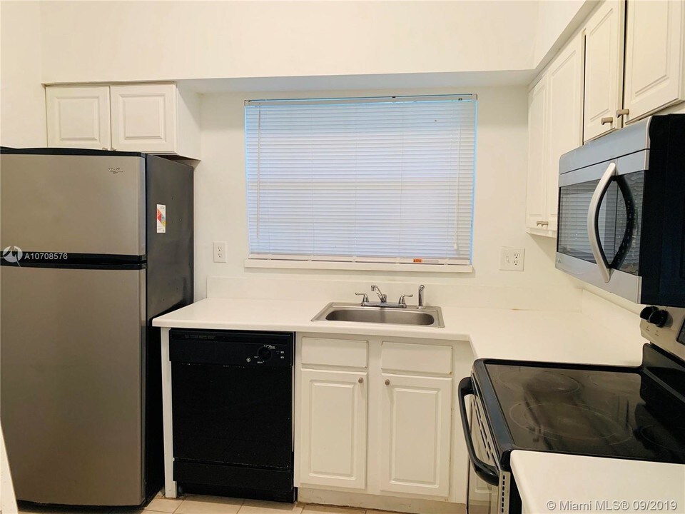 2421 NW 96th Terrace-Unit -20N in Pembroke Pines, FL - Building Photo