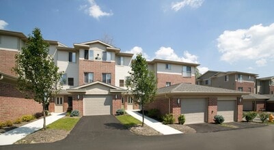 The Village at Pine Ridge in Willoughby Hills, OH - Foto de edificio - Building Photo