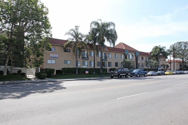 Valley Palms Apartments in Van Nuys, CA - Building Photo - Building Photo