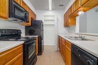 Canyon Oaks in San Antonio, TX - Building Photo - Building Photo