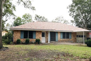 730 Dezso Dr in Alvin, TX - Building Photo