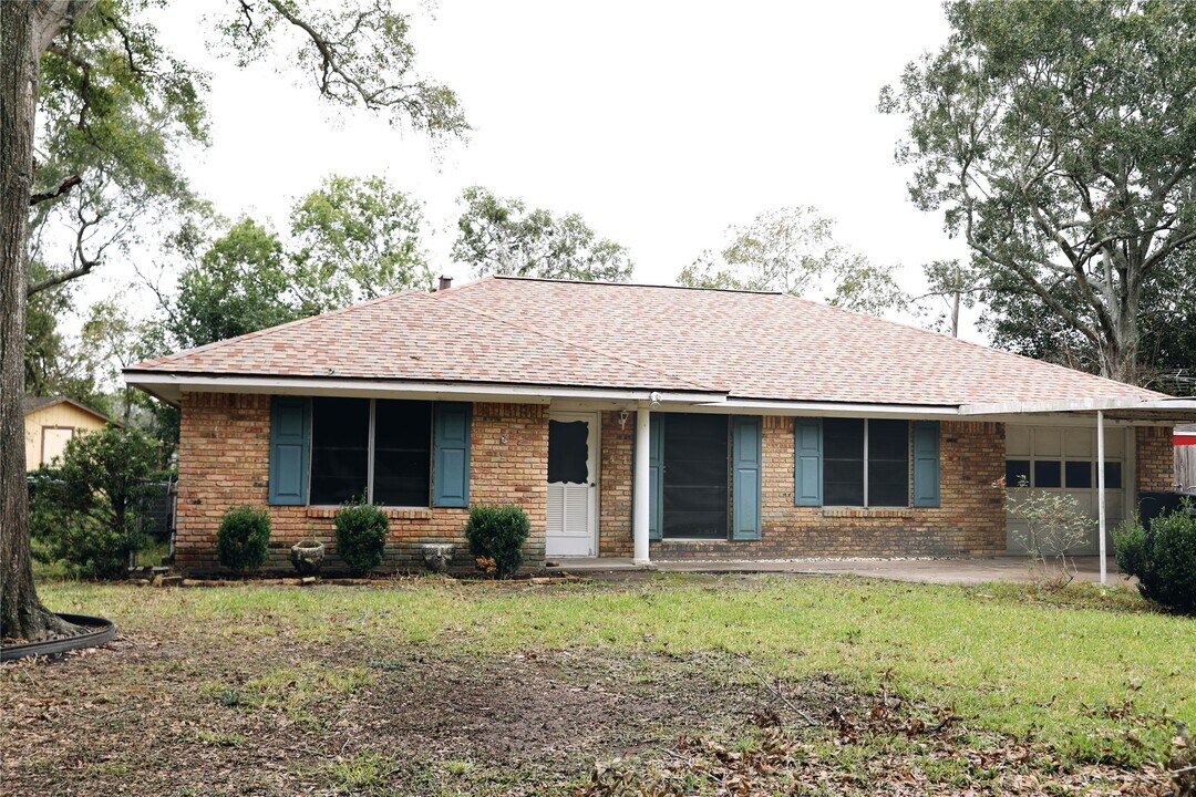 730 Dezso Dr in Alvin, TX - Building Photo