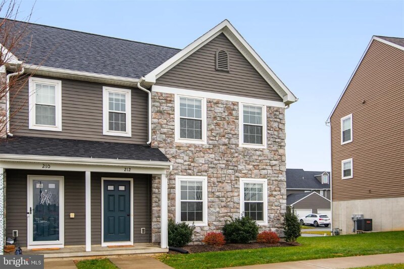 212 Blackford Blvd in Lebanon, PA - Building Photo