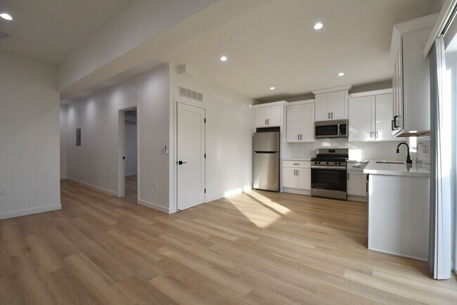 13846 Sherman Way, Unit 106 in Los Angeles, CA - Building Photo - Building Photo