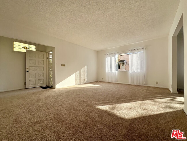 6069 1/2 Cashio St in Los Angeles, CA - Building Photo - Building Photo