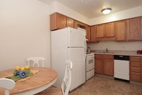 Colonial Manor Apartments photo'