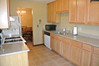 2458 Charleston Dr in Schaumburg, IL - Building Photo - Building Photo