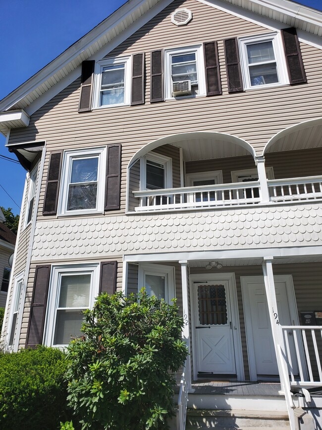 194 Howard St, Unit #2 in Brockton, MA - Foto de edificio - Building Photo