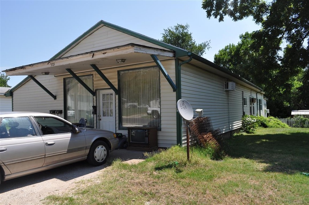 505 9th St in Monett, MO - Building Photo