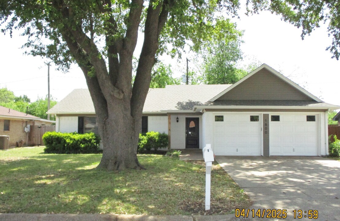 1800 Tobie Layne St in Benbrook, TX - Building Photo