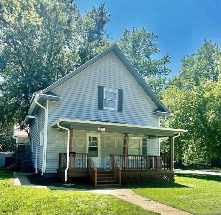 1201 Peach St in Lincoln, NE - Building Photo