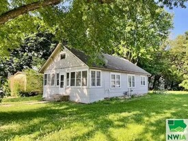 122 Walnut St in Vermillion, SD - Building Photo